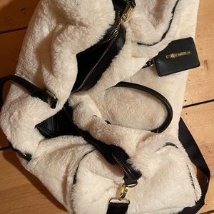 Steve Madden white fluff duffle with strap and broke zipper can be fixed
